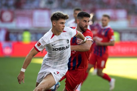Football match, Noah WEISSHAUPT SC Freiburg left in a duel with Stefan SCHIMMER 1.FC Heidenheim