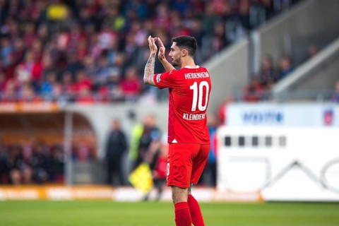 Football match, Tim KLEINDIENST 1st FC Heidenheim applauds a teammate and team-mate, Voith-Arena
