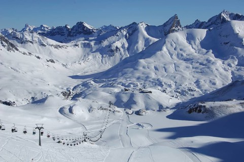 Chairlift from Lake Zürs to the Madlochjoch, in the background the Hexenboden ski area and the