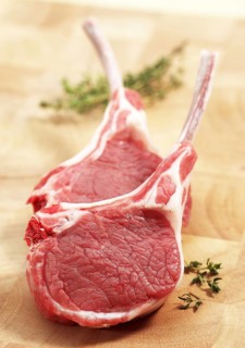 Fresh lamb chops with thyme