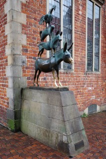 Statue of the Bremen Town Musicians in the Old Town, Hanseatic City, Bremen, Germany, Europe