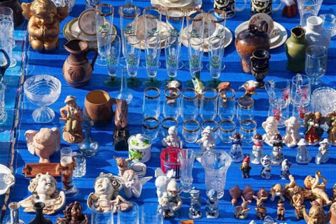 Market stall with porcelain, glasses and figurines at the Bremen flea market Kajenmarkt at
