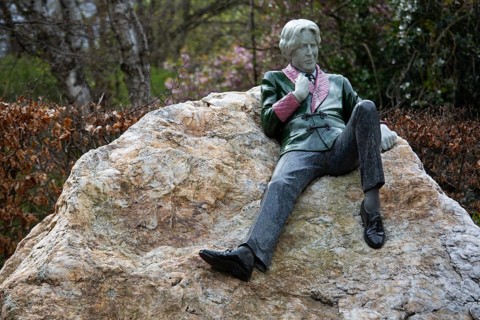 Sculptor Danny Osborne's statue of Irish playwright and poet Oscar Wilde. Merrion Square, Dublin,