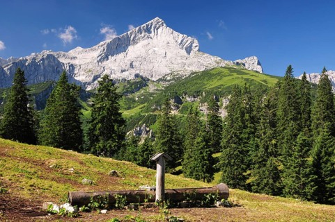 Fountain, view of Alpspitze, Garmisch-Partenkirchen, Bavaria, Germany, Europe