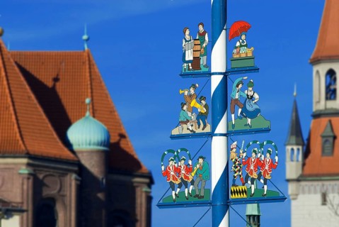 Maypole on Viktualienmarkt with musicians, dancing couple, market woman, waitress of Oktoberfest,