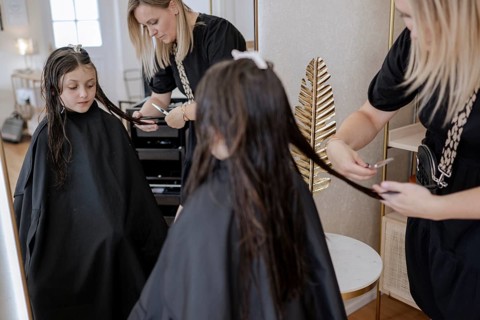 Girl, 9 years, at the hairdresser
