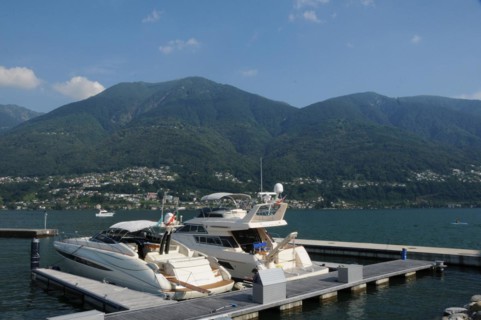 Luxusyachten im Hafen von Ascona am Lago Maggiore, der Schweiz.-italienischen Grenze. Luxury yachts