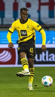 Football match, Jamie BYNOE-GITTENS Borussia Dortmund on the ball, Voith-Arena football stadium,