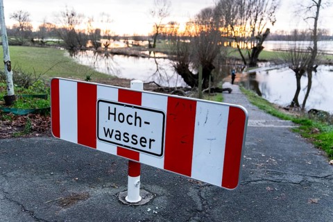 Flood warning sign on the Rhine near Düsseldorf, Germany, Europe