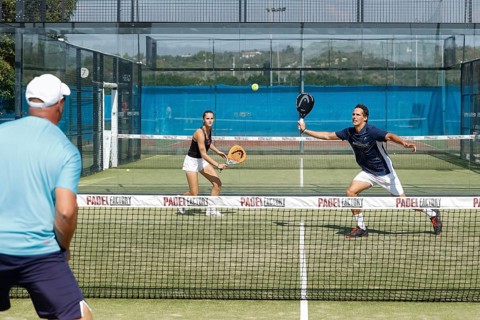 Junges Paar spielt Padel im Club Robinson in Ugento, Apulien, Italien