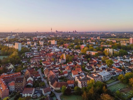 The morning light of the newly risen sun falls sideways onto the old town centre of the Frankfurt
