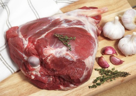 LEG OF LAMB WITH GARLIC AND THYME