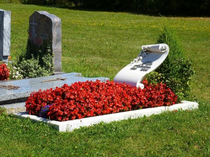 Baden, Wuerttemberg, Hohenlohe Graves at the cemetery in Weipertshofen, begonias at the grave
