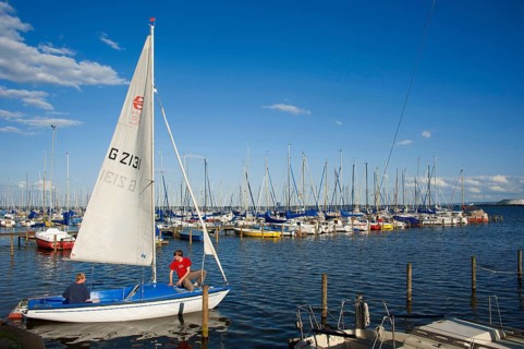 Boats at jetty, Mardorf, Neustadt am Rübenberge, Steinhuder Meer, Lower Saxony, Germany, Europe