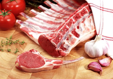 Lamb loin with thyme, garlic and tomatoes