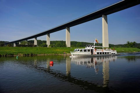 Excursion boat 'Weisse Flotte' on the Ruhr, Ruhrtalbrücke, Mühlheim, Ruhr area, North