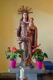 Virgin Mary figure with baby Jesus and flower decoration, modern church, St. Michael, Kempten,