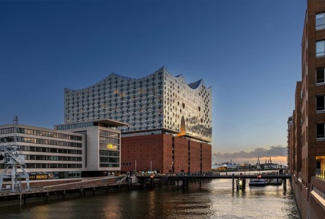 View from the bridge at Kaiser Kai in Sandtorhafen harbour to the Elbe Philharmonic Hall concert