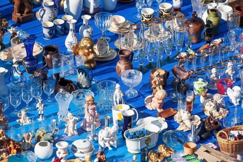 Market stall with porcelain, glasses and figurines at the Bremen flea market Kajenmarkt at