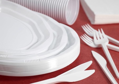PLASTIC PLACE SETTING AND PAPER NAPKIN