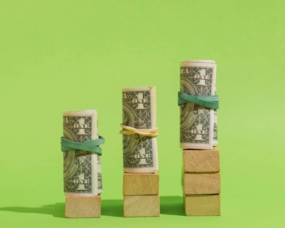 Arrangement with banknotes wooden cubes
