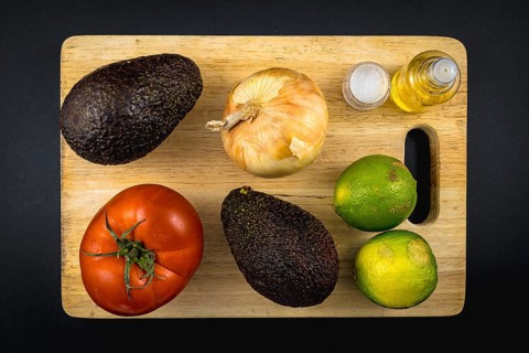 Basic ingredients, onion, olive oil, salt, lime, tomato and a good avocado. Recipe to make a nice