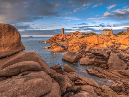 Phare de Ploumanach lighthouse and science museum, Maison du Littoral with the beautiful pink