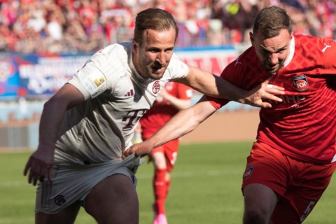 Football match, Benedikt GIMBER 1.FC Heidenheim right tugs at KANE's jersey in a duel with Harry