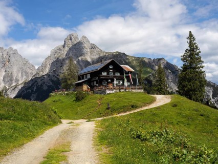 Alpine hut, Mödlinger Hütte, behind Admonter Kaibling, Admonter Reichenstein, mountain peak in the