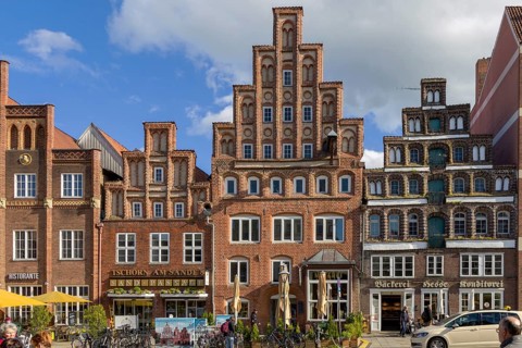Old Hanseatic brick houses, Renaissance building on the Platz am Sande, Lüneburg, Lower Saxony,