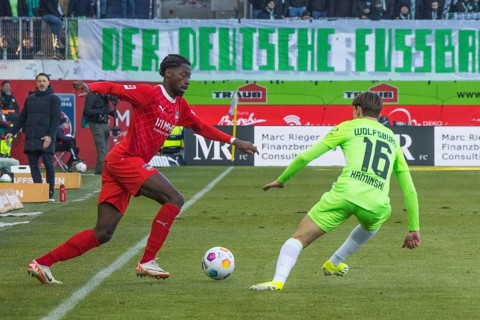 Football match, Omar TRAORE 1.FC Heidenheim left in duel with Jakub KAMINSKI VFL Wolfsburg,