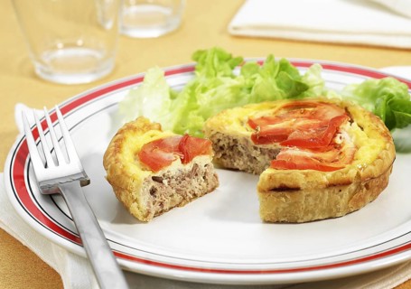 Tuna quiche with tomato plate