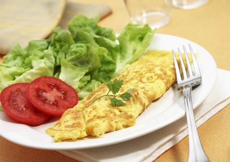 Omelette with lettuce and tomato
