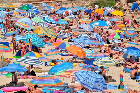 Son Moll beach, Ratjada, mass tourism, parasol, parasols, Cala Rajada, Majorca, Spain, Europe