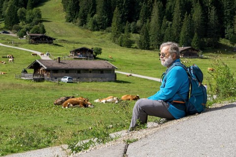 Hiker, senior, 64, resting in front of the Valepper Almen, Spitzingsee, Mangfall Mountains, Upper