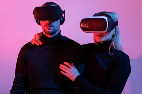 Medium shot couple with vr glasses