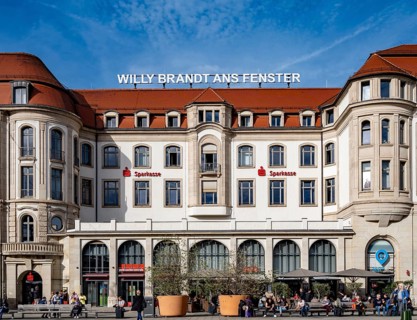 The inscription Willy Brandt ans Fenster on the former Interhotel Erfurter Hof and a photo of Willy
