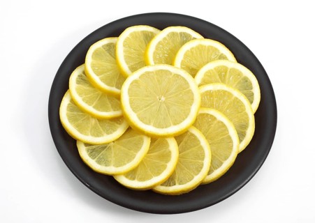 Um, lemon (Citrus limon), lemon tree lozenge family, YELLOW LEMON Citrus lemon ON A PLATE