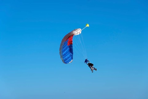 2 tandem skydivers in the sky