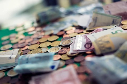 Small change, hard cash and banknotes are mixed up