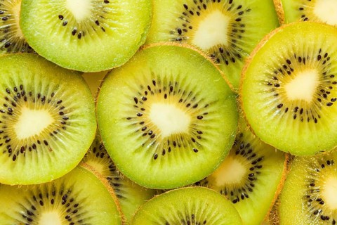 Close up kiwi slices