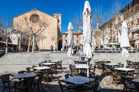Restaurant terrace at the Plaza Mayor, behind the parish church of Santa Maria dels Àngels,