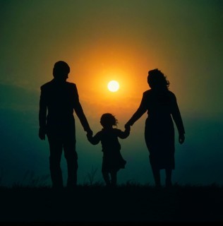 Family with child in the sundown, shade, back light, child with both parents, Family with child in