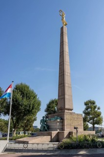 Gëlle Frau, Gëlle Fra war memorial of granite obelisk with gilded bronze statue of a woman at the