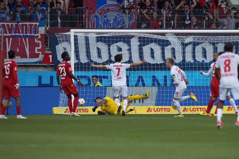 Football match, Jonathan BURKARDT 1. FSV Mainz 29 right has just scored the 0:1 for 1. FSV Mainz 05