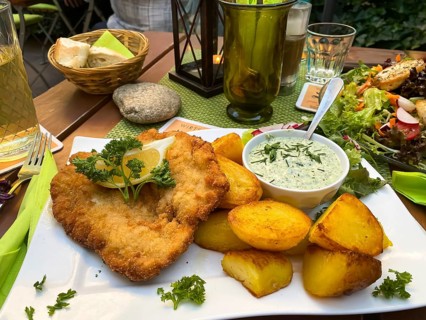 Frankfurter Schnitzel, pork schnitzel with fried potatoes and green sauce. Dreieich, Hesse,