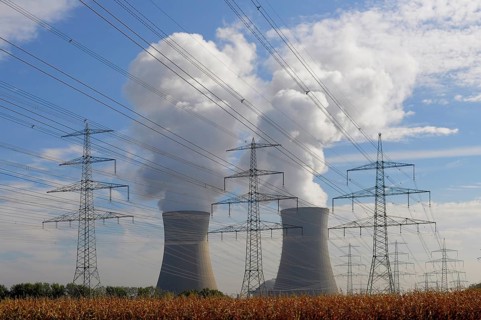 NUCLEAR POWER PLANT. Grafenrheinfeld nuclear power plant near Schweinfurt, high-voltage lines,