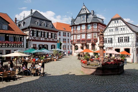 Market place, with fountain, street cafes, Heppenheim an der Bergstraße, Odenwald, Hesse, Germany,