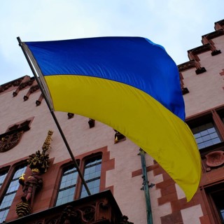 Frankfurt Römer with Ukraine flag in the old town, flag, Frankfurt am Main, Hesse, Germany, Europe
