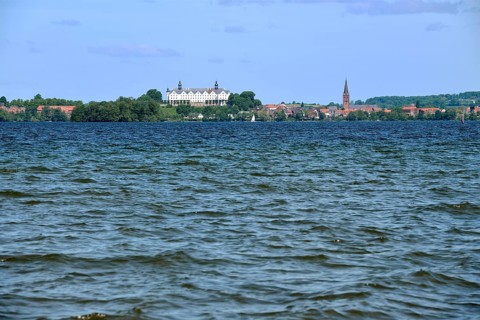 Plöner See, behind it Plön Castle, Holsteinische Schweiz, Schleswig-Holstein, Germany, Europe